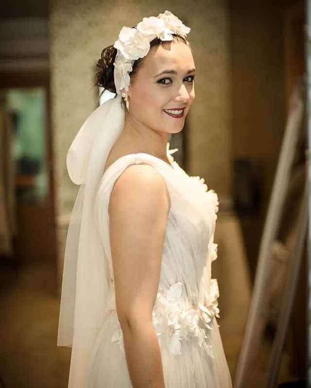 Alejandra - Ligero y aplicaciones florales - Detalle 1 del vestido de novia