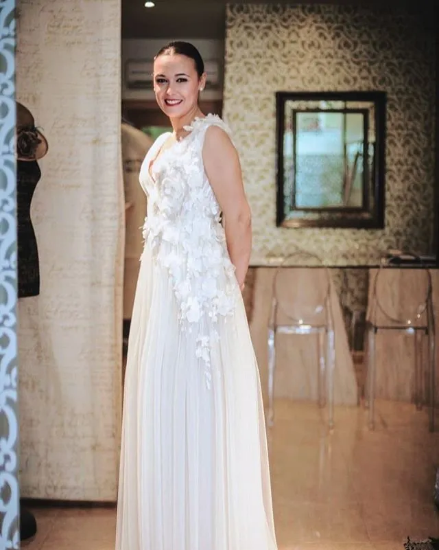 Alejandra - Ligero y aplicaciones florales - Detalle 3 del vestido de novia