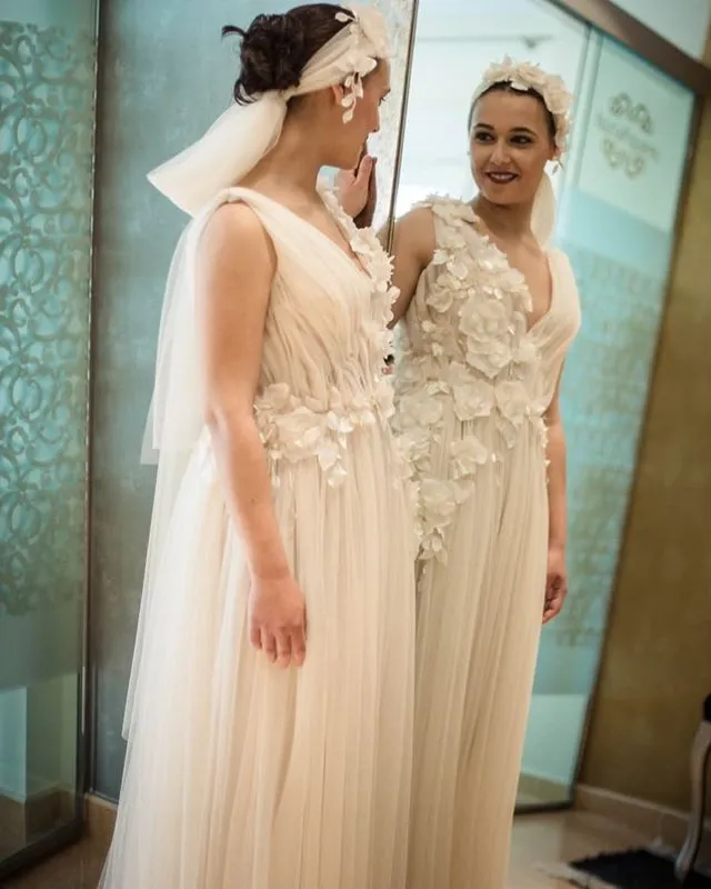 Alejandra - Ligero y aplicaciones florales - Detalle 5 del vestido de novia