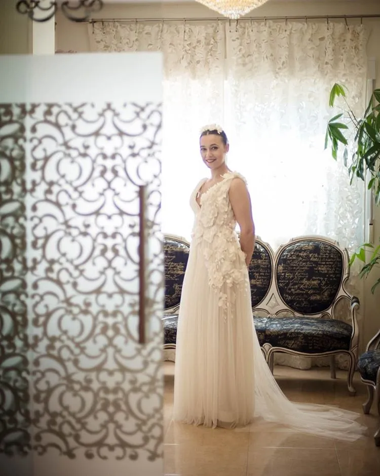 Alejandra - Ligero y aplicaciones florales - Detalle 7 del vestido de novia