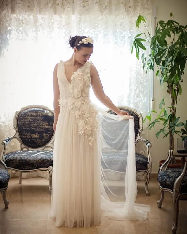 Alejandra - Ligero y aplicaciones florales - Detalle 8 del vestido de novia