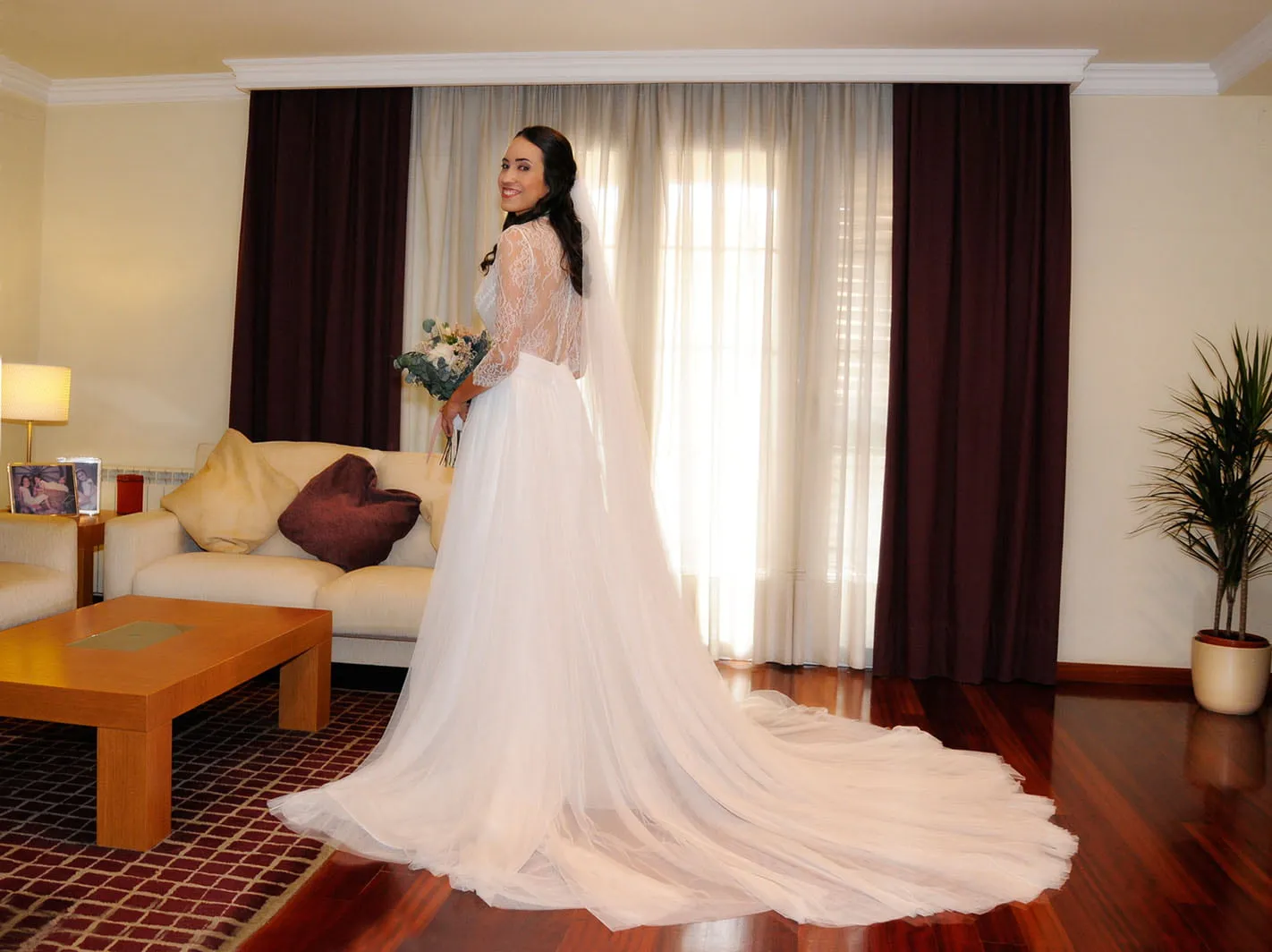 Marta - Ligero y aplicaciones florales - Detalle 1 del vestido de novia