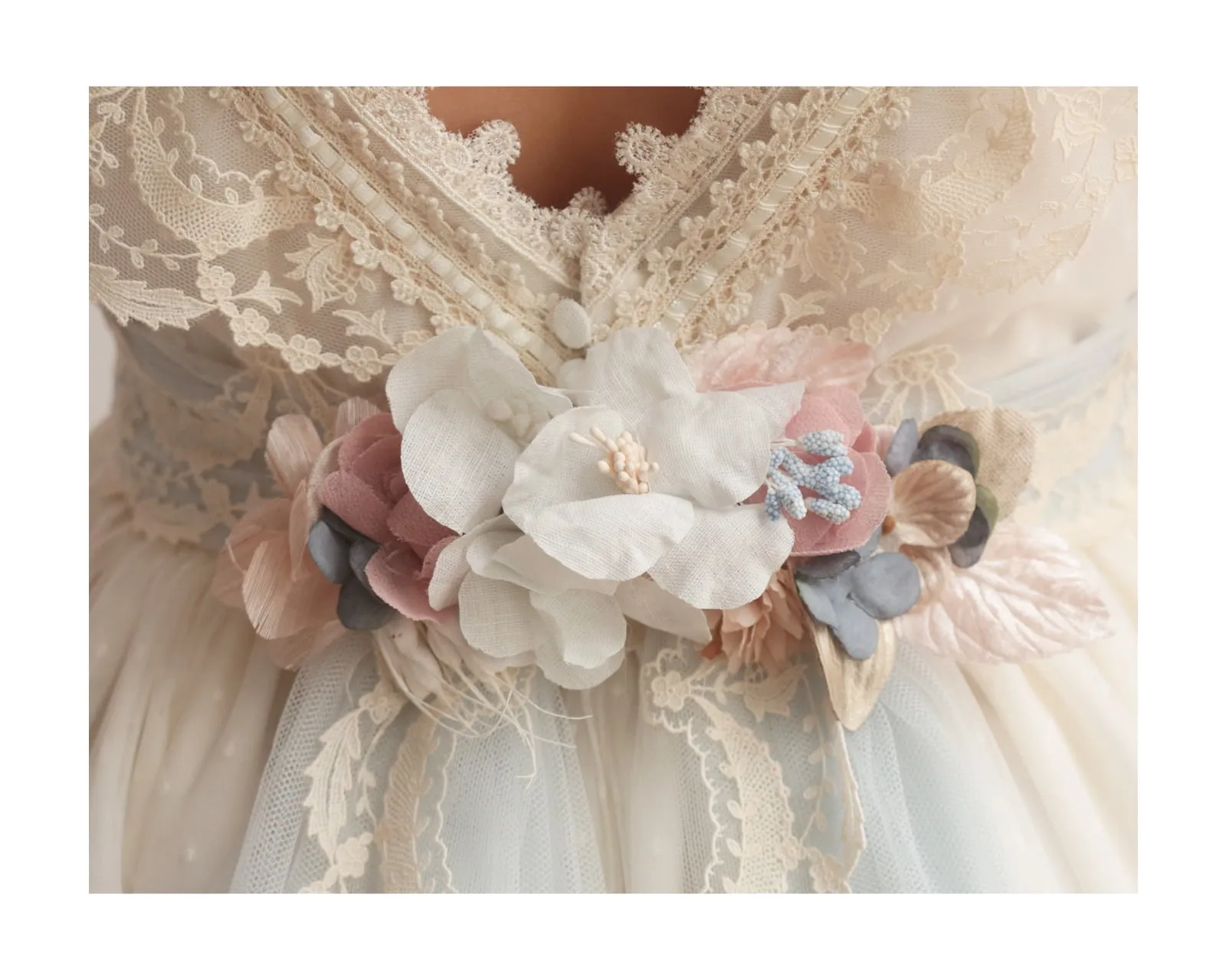 María - Detalle 2 del vestido de comunión